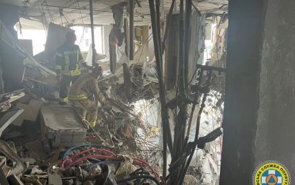 Через добу після ракетної атаки під завалами будинку у Києві знайшли тіла ще двох загиблих