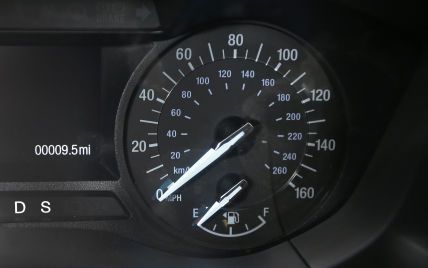 Експерти встановили, скільки може проїхати автомобіль із лампочкою рівня пального, яка блимає