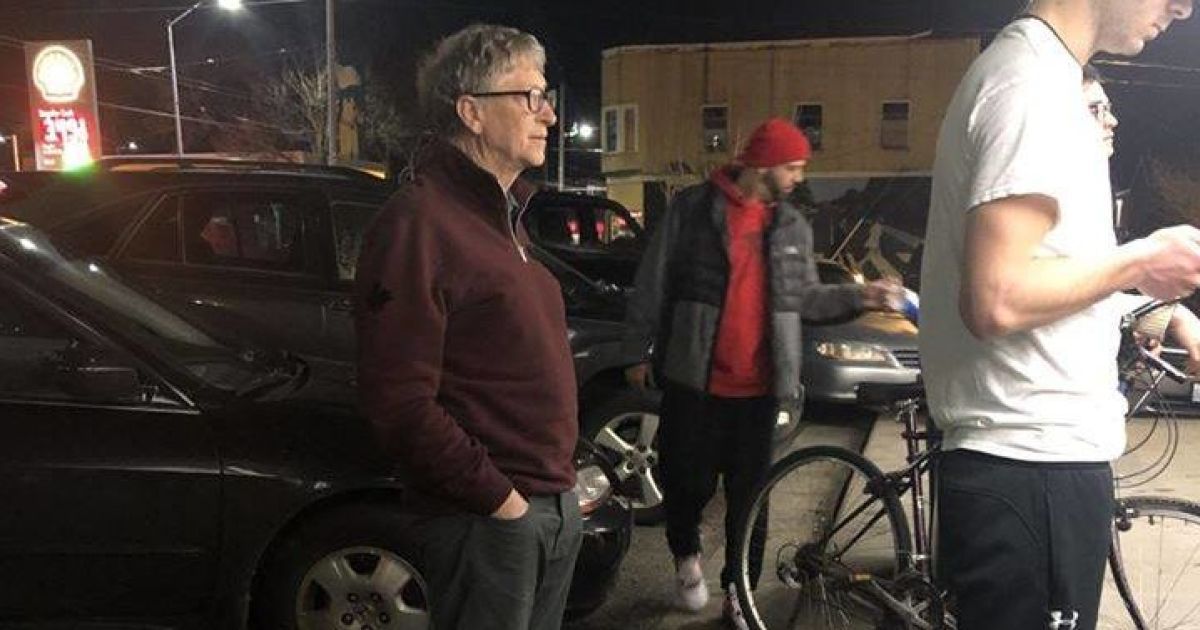 Гейтса засняли в очереди за бургерами. Теперь Сеть шутит об этом