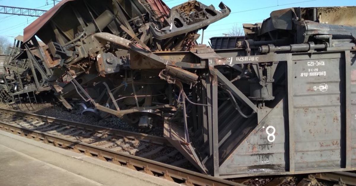 Через перекидання поїзда на Львівщині пасажирські потяги затримують на дві години