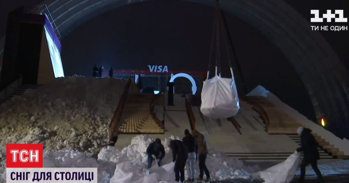 В Киев фурами привезли более 80 тонн снега из Карпат: видео