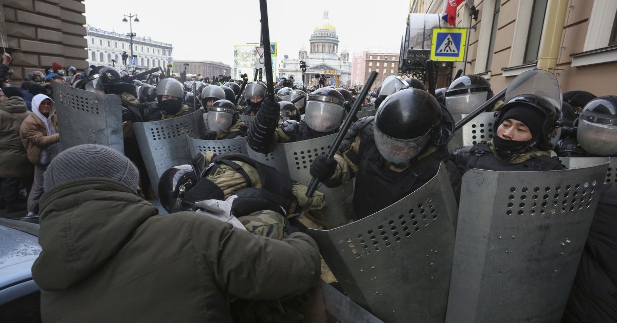 Щільні кордони ОМОНу, побої і крики: чим завершується день мітингів за Навального у Росії