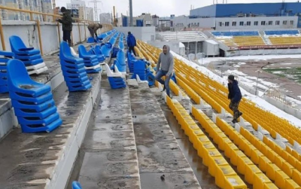 В Росії демонтували синьо-жовті трибуни на стадіоні (фото)