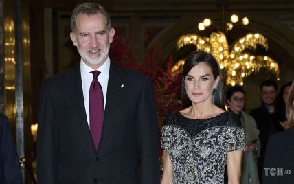 У вечірній сукні: ефектна королева Летиція з чоловіком відвідала церемонію