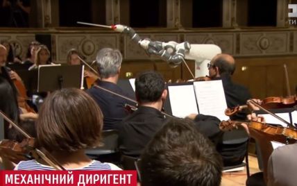 Классика XXI века: в Италии состоялся симфонический концерт с роботом-дирижером