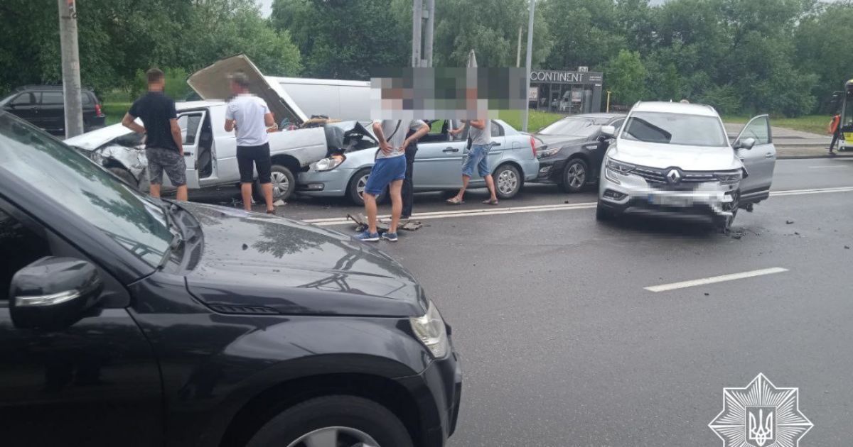 У Львові зіткнулись одразу 6 автомобілів, є постраждалий: фото та відео