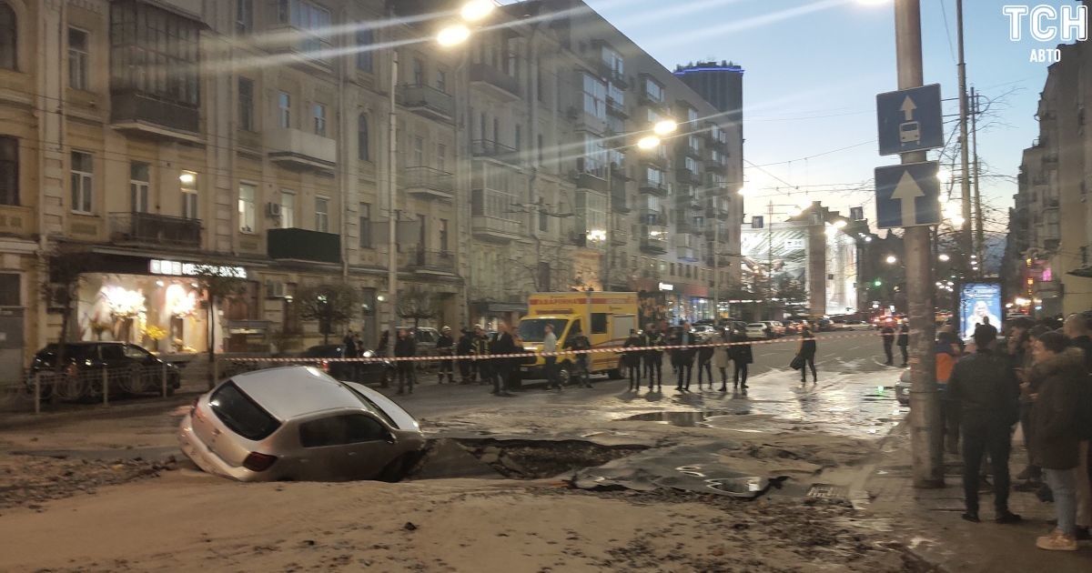 Залиті окропом вулиці та пошкоджені авто. Прорив тепломережі у Києві стався на тому ж місці, де і рік тому