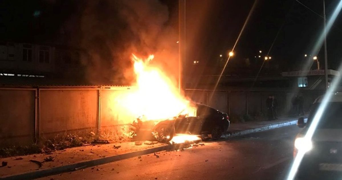У Києві BMW влетів у стовп і загорівся