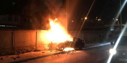 У Києві BMW влетів у стовп і загорівся