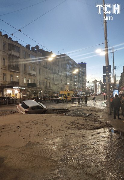Провал асфальту у центрі Києва_2 / © facebook.com/Паша Дячек