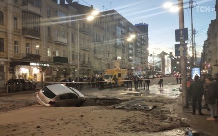 Залиті окропом вулиці та пошкоджені авто. Прорив тепломережі у Києві стався на тому ж місці, де і рік тому