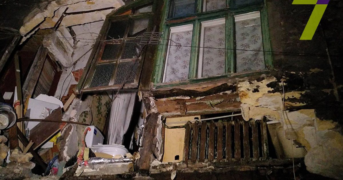 В одессе от жилого дома отвалилась стена