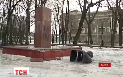 В Харькове упали очередные монументы Ленину и Постышеву