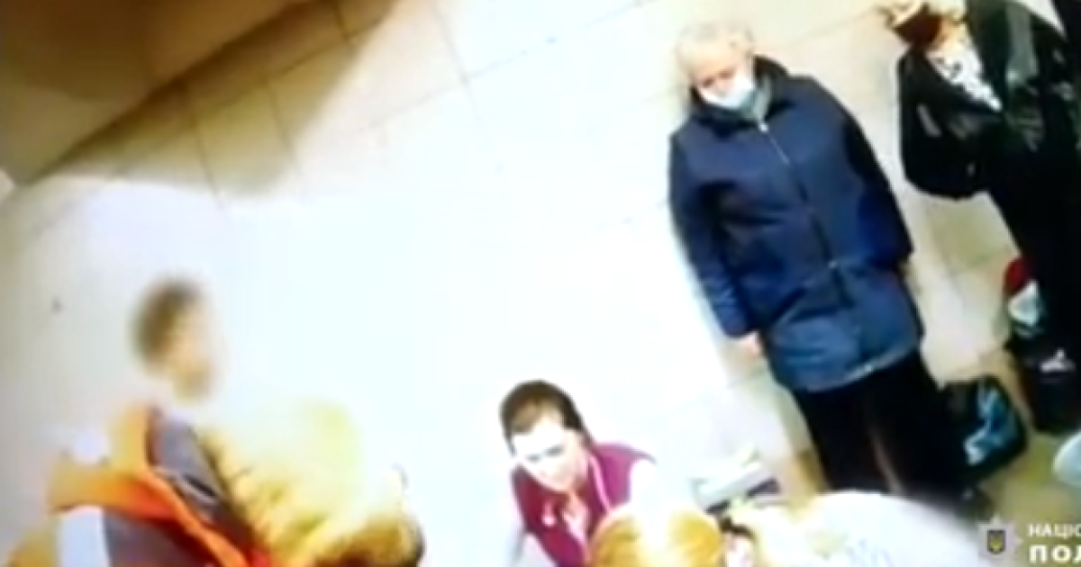 Рожала на глазах у прохожих: появилось видео экстремальных родов в метро в Киеве