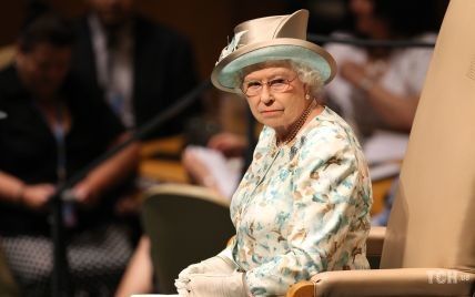 На спочинок не збирається: королева Єлизавета II у квітковій сукні дала аудієнцію