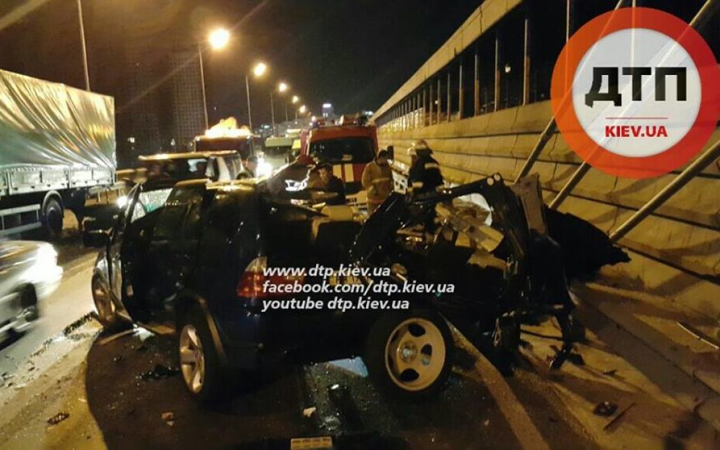 Пасажирка BMW, яка сиділа на передньому сидінні, загинула на місці. / © dtp.kiev.ua