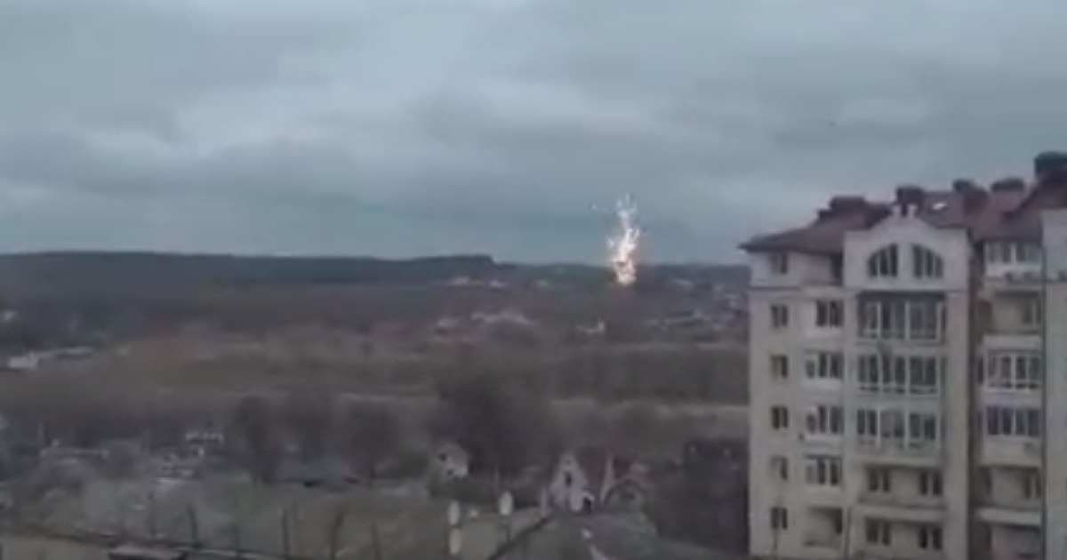 В Гостомеле продолжаются бои: гремят взрывы