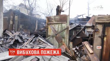 На столичному Подолі пожежа вщент зруйнувала приватний будинок та гараж