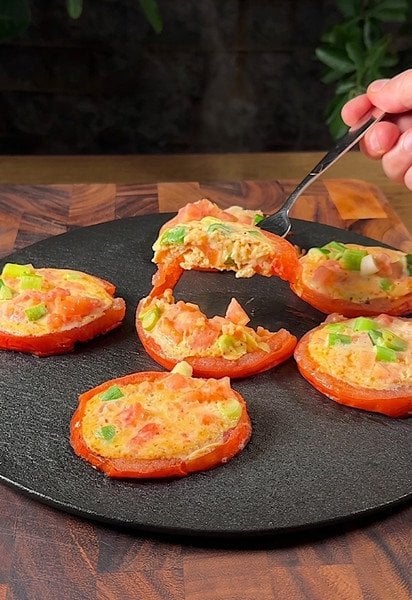 Помідори з яйцем і сиром instagram.com/samura_cooking