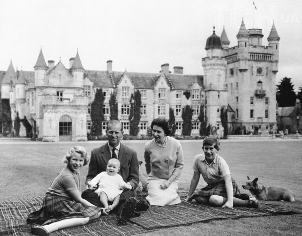 Замок Балморал, королівська родина 1960 рік / © Associated Press