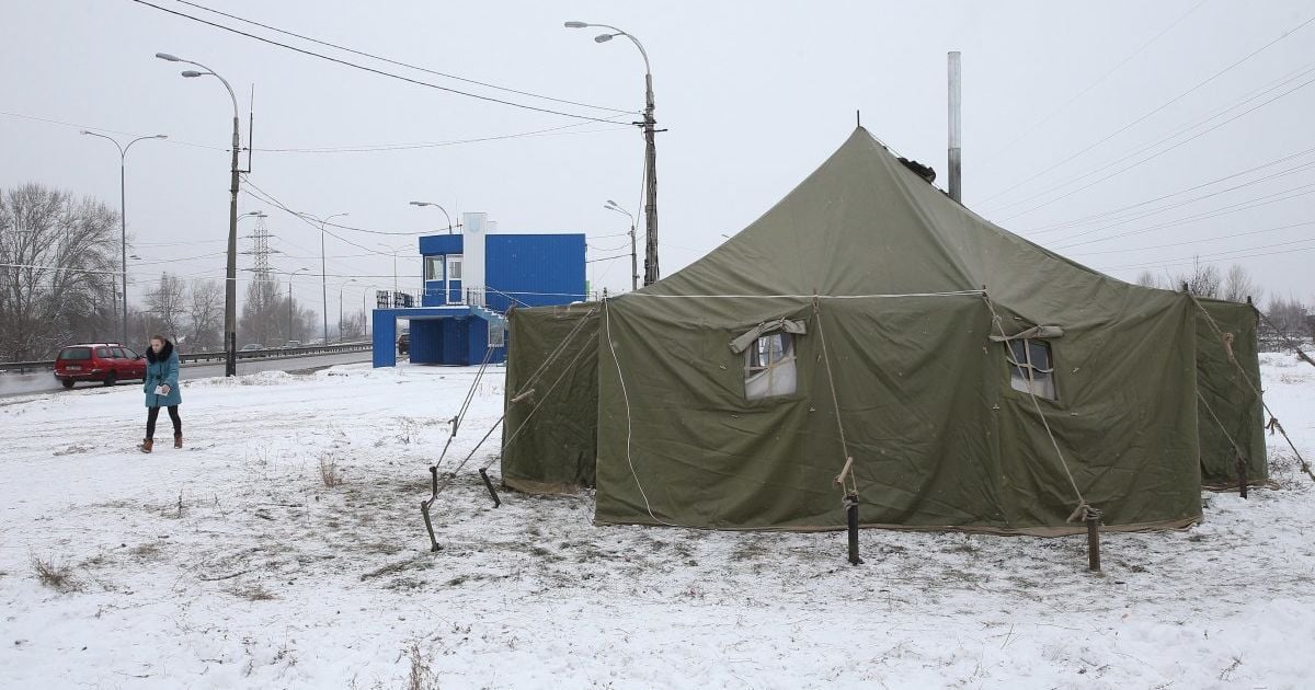 Відігрітися та зарядити мобільні: майже 5 тисяч пунктів обігріву розгорнули по всій країні через негоду