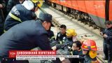 У Китаї дідусь дивом врятувався, впавши під електричку