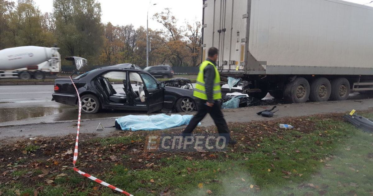 ДТП у Києві, фура та Mercedes_2 / © Еспресо TV