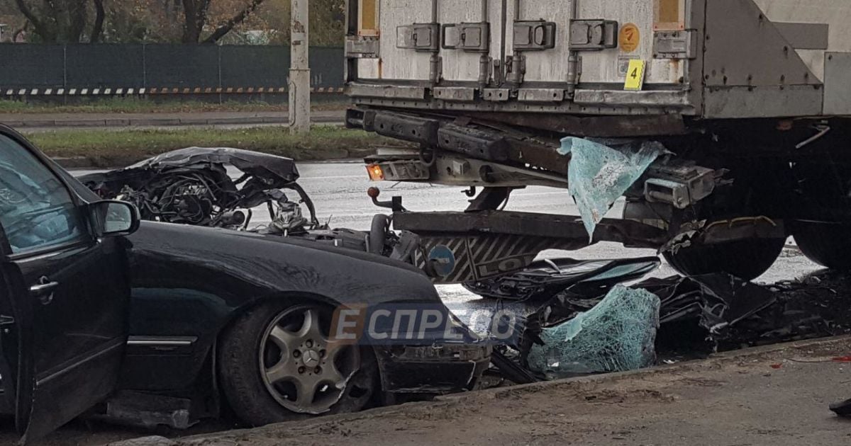 ДТП у Києві, фура та Mercedes_3 / © Еспресо TV