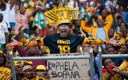 У ПАР вболівальник кумедно повторив рухи футболістів під час розминки
