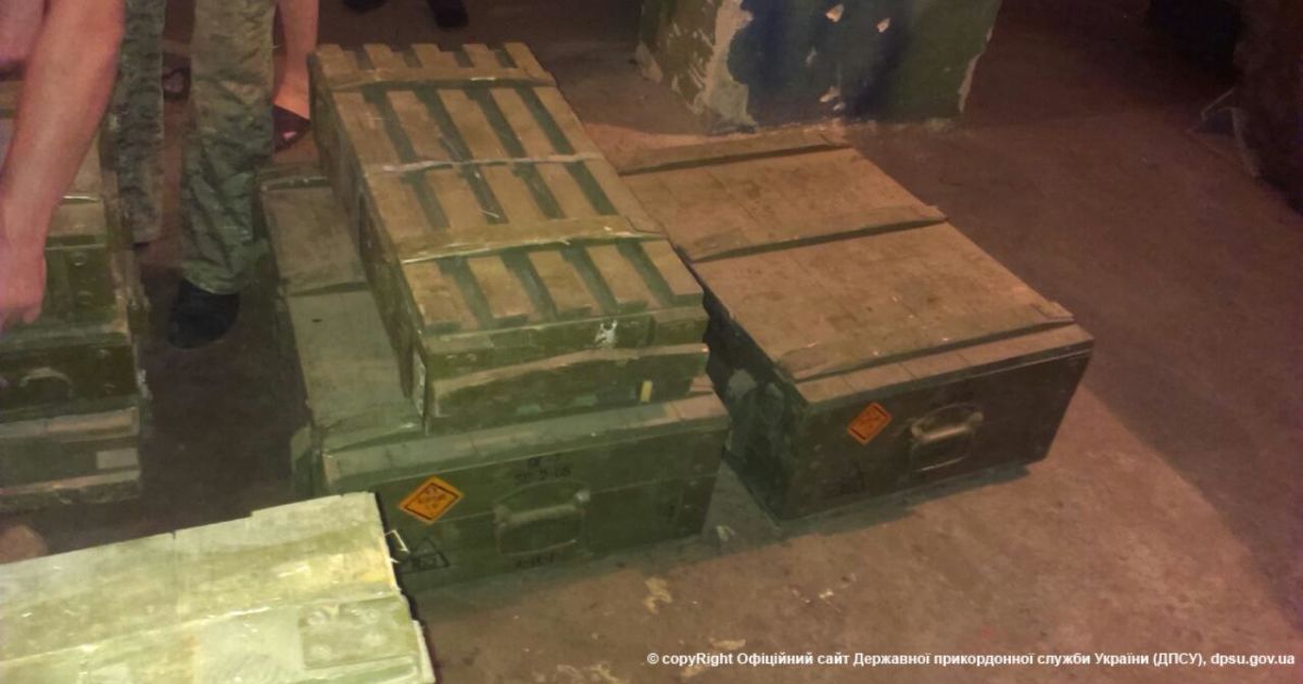 Пограничники задержали грузовик с броєприпасами и российским военным. / © Госпогранслужба Украины