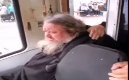 В России пьяный экс-священник в рясе устроил грандиозную драку в трамвае