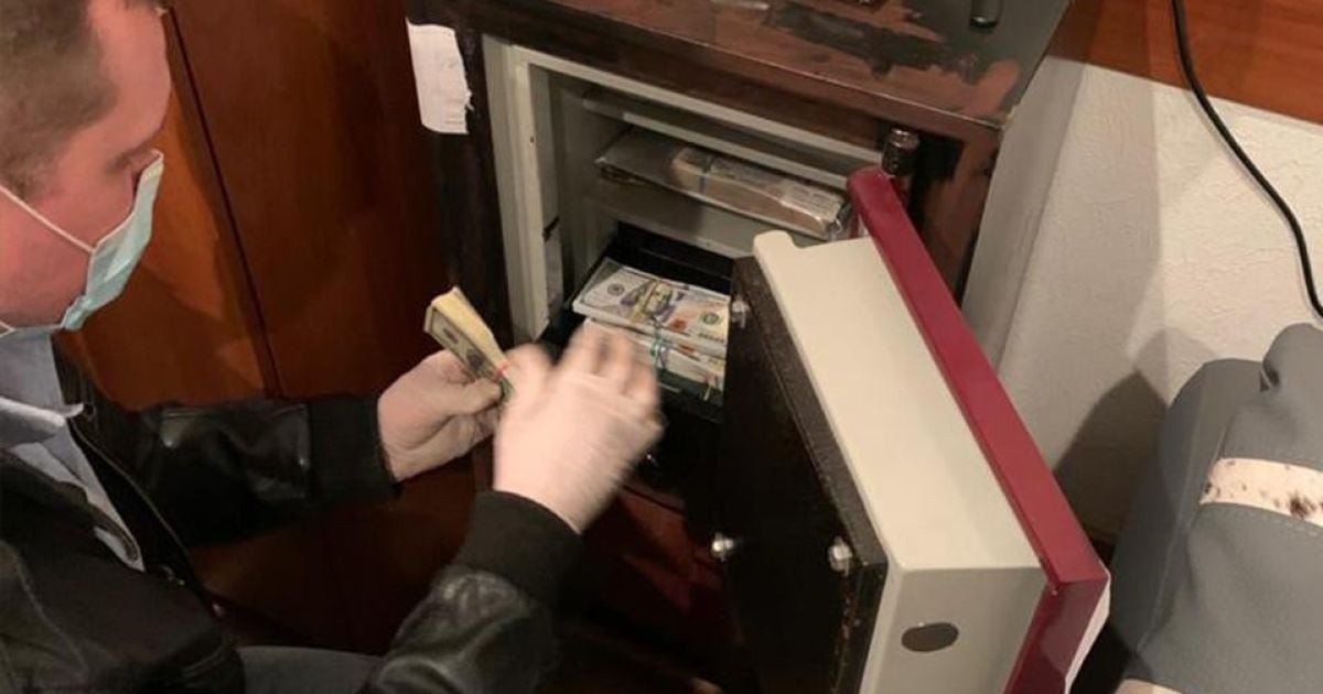 Чимало іноземної валюти і антикваріат: НАБУ і САП провели обшуки в адвокатів, які погоріли на хабарі для суддів ОАСК