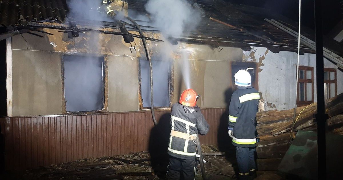 В Карпатах в результате пожара в частном доме погибла женщина: фото