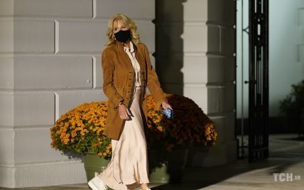 У шовковій спідниці і кросівках: Джилл Байден здивувала ніжним і модним образом