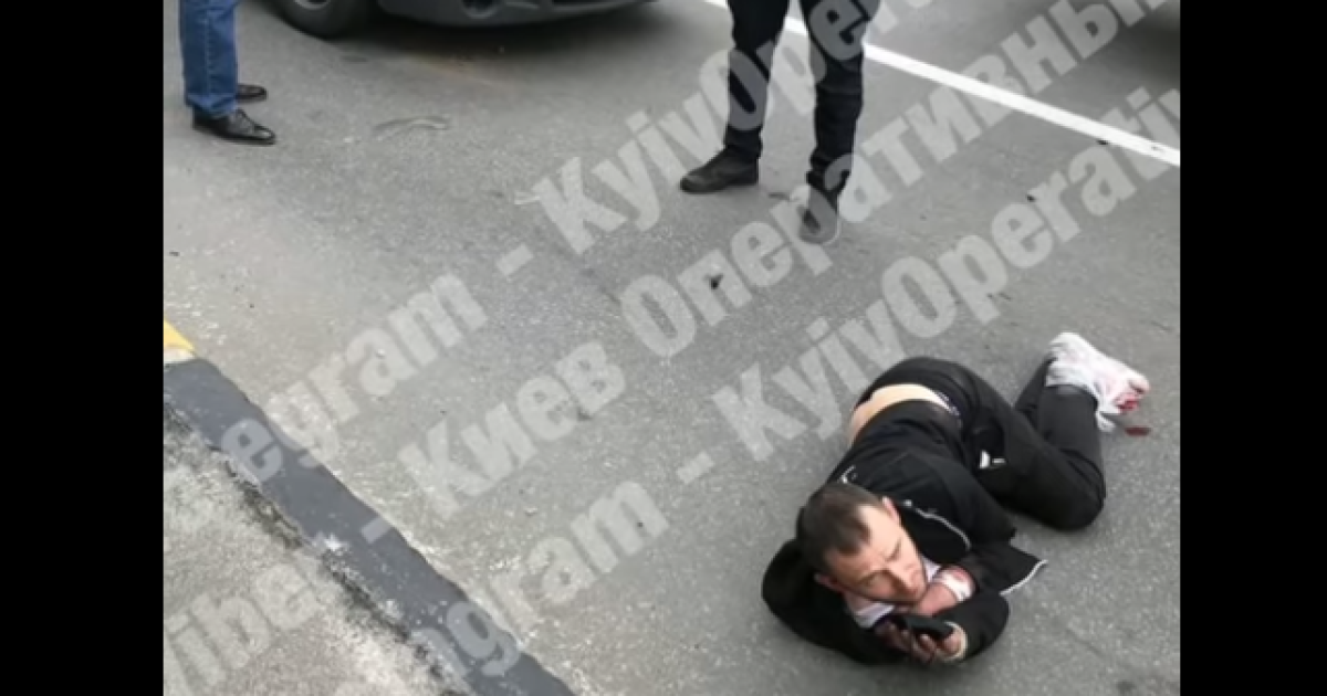 В Киеве мужчина уже второй раз бросился под колеса автомобиля: появилось видео