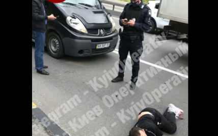 В Киеве мужчина уже второй раз бросился под колеса автомобиля: появилось видео
