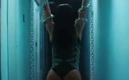 Экс-"НеАнгелы" Вика посветила упругими ягодицами в боди в дебютном клипе