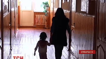 На Прикарпатті молоду матір можуть позбавити прав на доньок