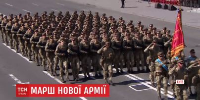 Жінки-військові, винищувачі та глядачі на стовпах: як у Києві минув парад до Дня Незалежності