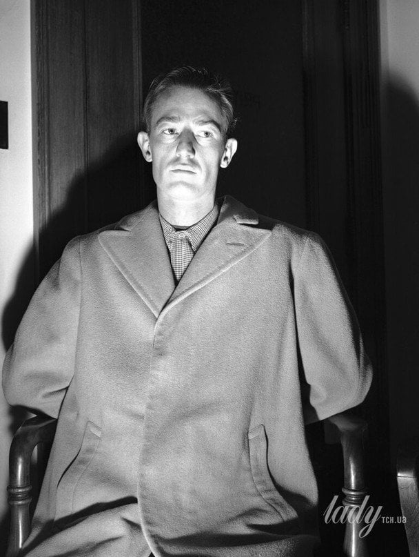 Леслі Діллон, також відомий як Джек Сендс, 27-річний посильний, був затриманий за підозрою у вбивстві Елізабет Шорт, відомої як «Чорна Жоржина» 10 січня 1949 року. Поліція цитувала доктора Дж. Пола Де Рівера, поліцейського психіатра, який казав, що підозрюваний «знає найдрібніші деталі злочину» / © Associated Press
