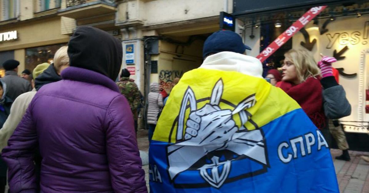 Активісти мітингують у дворі Печерського суду / © Hromadske.tv