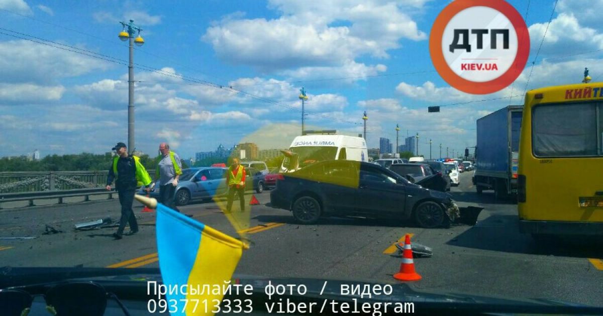 На столичном мосту Патона машины столкнулись лоб в лоб, есть пострадавшие