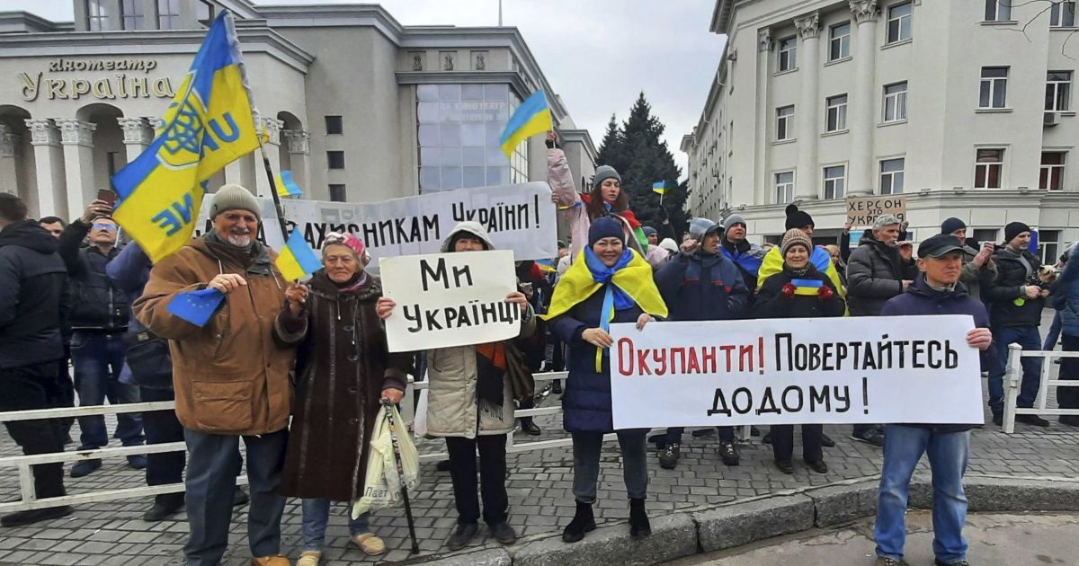 "У захопленому Херсоні окупанти роздають протерміновану гуманітарку та ліки" - Денісова 