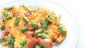 Омлет со стручковой фасолью помидорами и сосисками