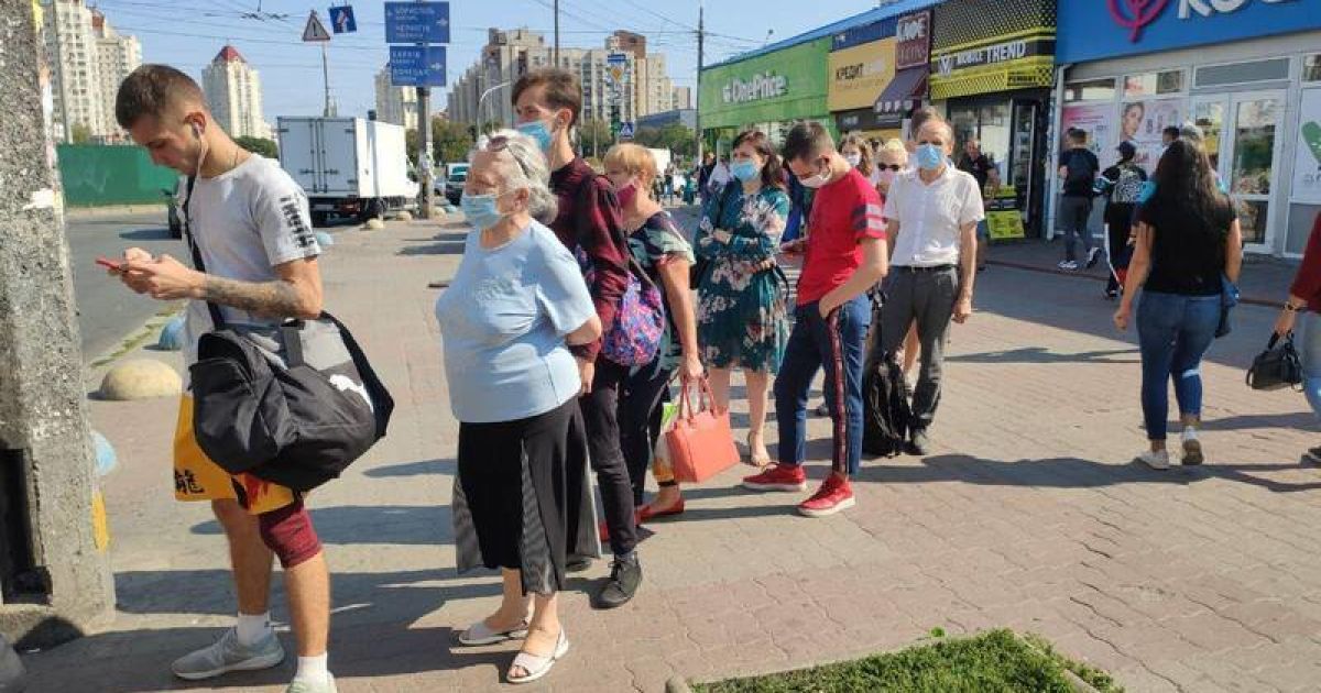 Черги на автобус на Оболоні