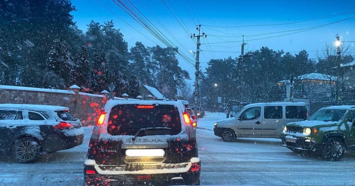 Киев накрыл снегопад: где пробки и какие улицы уже расчищены