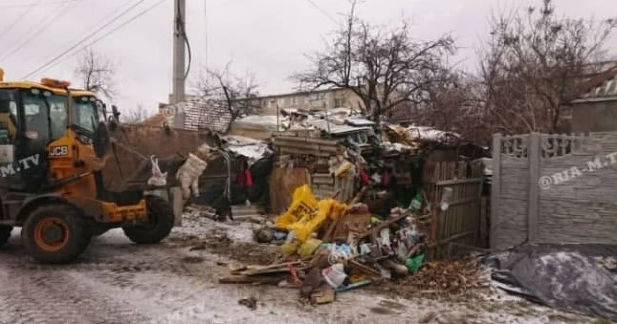 Под Запорожьем в куче мусора ищут женщину, нуждающуюся в медицинской помощи (видео)