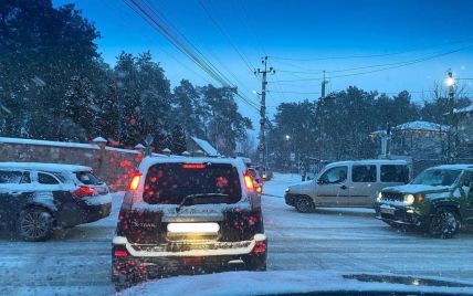 Київ накрив снігопад: де затори та які вулиці вже розчищено