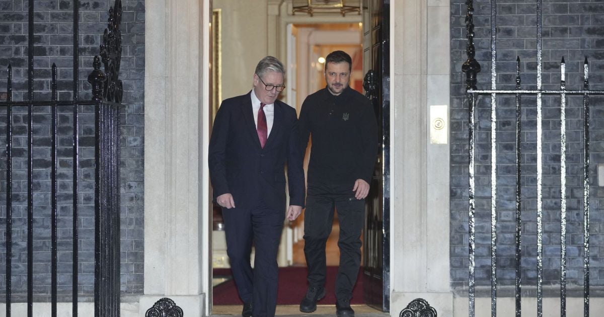 Владимир Зеленский и Кир Стармер выходят из резиденции британского премьер-министра в Лондоне