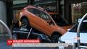 В Австралии швейцар запарковал дорогой спорткар под внедорожник